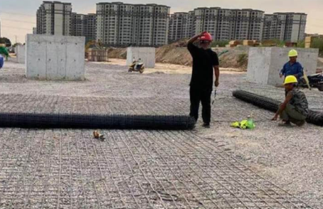 金川土工格栅铺设前地基要怎么处理？